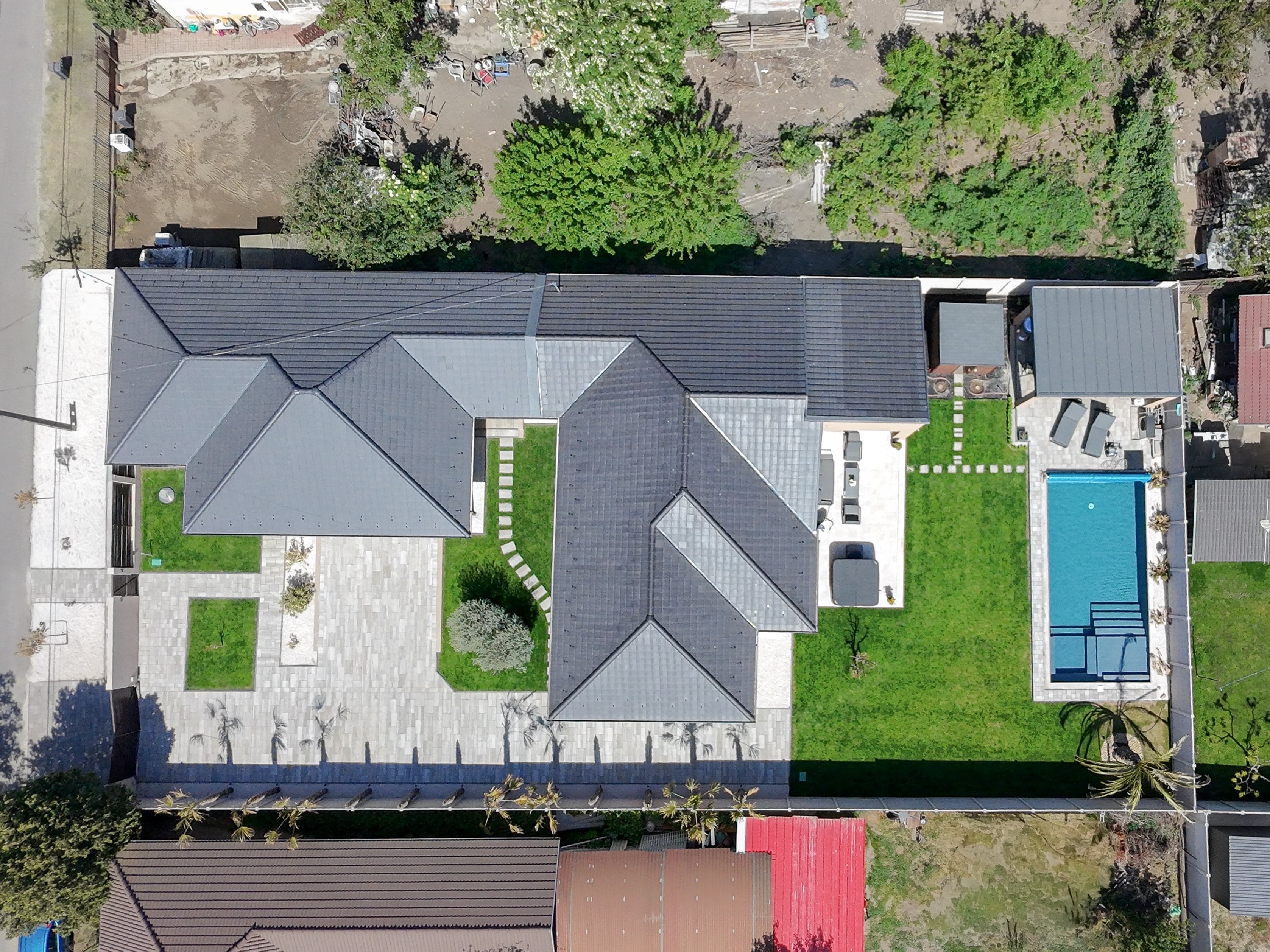 Eladó luxus ház Dunavarsányban madártávlatból — Mediterrán Villa Dunavarsány 1 039 m² telken, sósvizes medencével és mediterrán kerttel